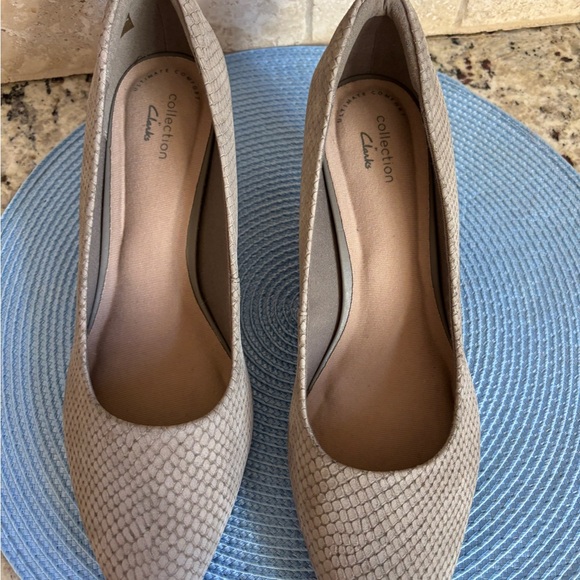 Clarks Linvale Jesica Taupe Sage Suede Women's Pointed Toe Kitten Heel Pumps - Picture 11 of 13